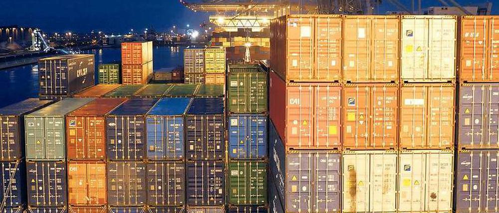 Stapelweise bunte Metallboxen. Doch noch sind im Rotterdamer Hafen nicht alle Container auf die „Alexander von Humboldt“ gehievt.