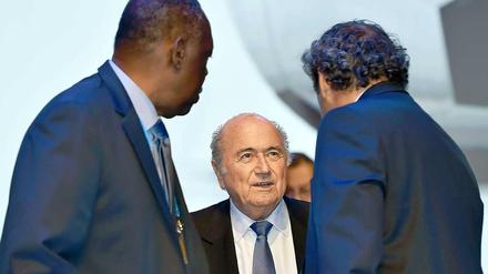 Wenn Michel Platini (r.) die Stimmen von Europa, Südamerika, Nord- und Mittelamerika sowie Ozeanien wirklich sicher hat, helfen Sepp Blatter (m.) auch die Stimmen Afrikas nicht, die ihm Fifa-Vizepräsident Issa Hayatou (l.) organisiert.