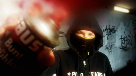 Ein Sprayer in einer Bahn-Unterführung (Archivbild).