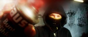 Ein Sprayer in einer Bahn-Unterführung (Archivbild).