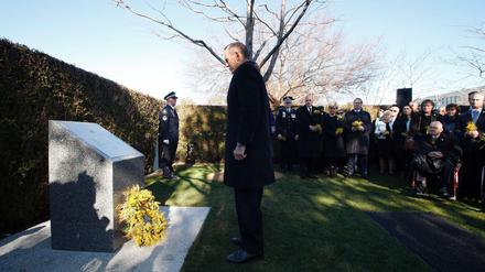 Tony Abbott, der Premierminister von Australien, vor dem Granitstein in Canberra. Am Freitag wird in Australien den Angehörigen der Opfer der Malaysia-Airlines Maschine mit der Flugnummer MH17 über der Ostukraine gedacht.