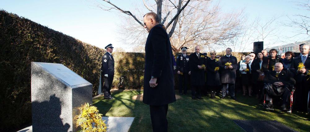 Tony Abbott, der Premierminister von Australien, vor dem Granitstein in Canberra. Am Freitag wird in Australien den Angehörigen der Opfer der Malaysia-Airlines Maschine mit der Flugnummer MH17 über der Ostukraine gedacht.