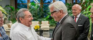 Bundesaußenminister Frank-Walter Steinmeier (SPD) wird am 16.07.2015 im Staatsratsgebäude in Havanna in Kuba von Staatspräsident Raul Castro begrüsst. Castro traf sich mit Steinmeier zu bilateralen Gesprächen. Steinmeier ist der erste Bundesdeutsche Außenminister in dem Inselstaat.