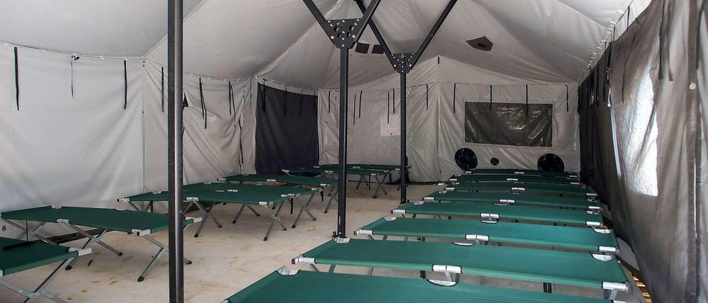 Alles fertig. Eine Zeltstadt für Flüchtlinge auf dem Gelände der Zentralen Erstaufnahmestelle in Eisenhüttenstadt (Brandenburg). 