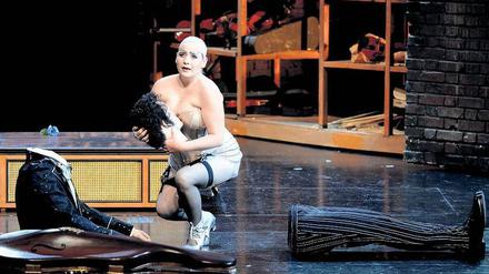 Antonia (Mandy Fredrich) zerlegt Hoffmanns Gliederpuppe.