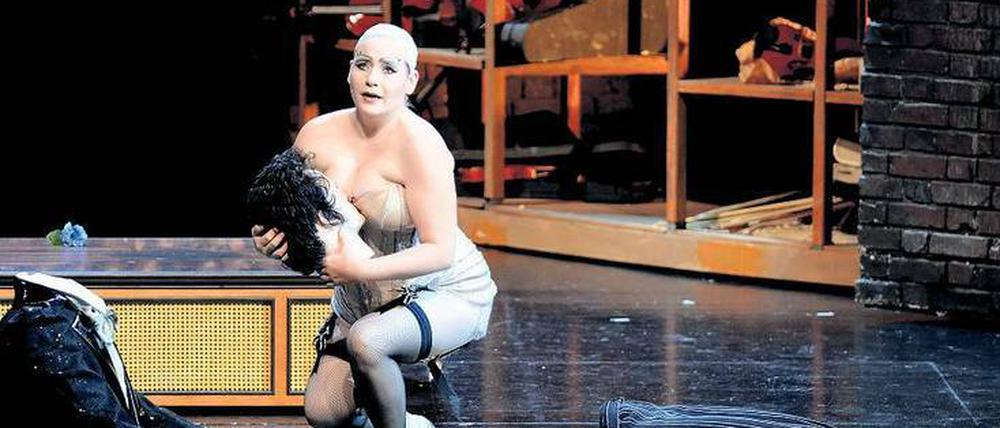 Antonia (Mandy Fredrich) zerlegt Hoffmanns Gliederpuppe.