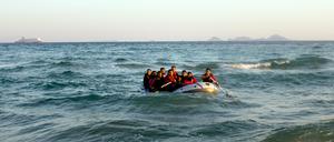 Flüchtlinge aus Bangladesch erreichen die griechische Insel Kos. Griechenland und Italien sind mit der Aufnahme von zirka 40 000 Flüchtlingen überfordert. 