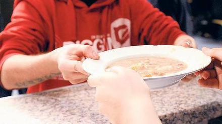 Wem hilft’s? Die Unterstützung von Flüchtlingen wie von Obdachlosen – hier ein Bild aus einer Suppenküche – ist für viele Unternehmen ein lukratives Geschäftsfeld. Und ein wachsendes obendrein. 