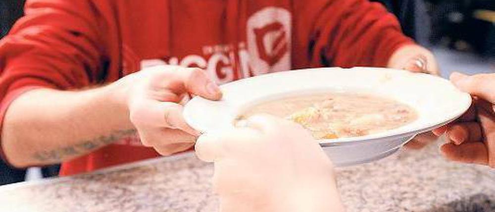 Wem hilft’s? Die Unterstützung von Flüchtlingen wie von Obdachlosen – hier ein Bild aus einer Suppenküche – ist für viele Unternehmen ein lukratives Geschäftsfeld. Und ein wachsendes obendrein.