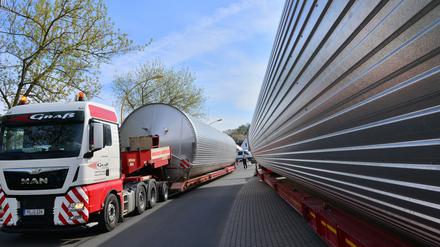 Schwer in Gefahr. Nicht nur in Berlin sind marode Straßen und Brücken häufig ein Problem für Schwerlasttransporte.