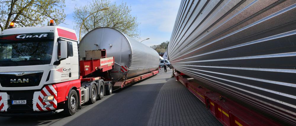 Schwer in Gefahr. Nicht nur in Berlin sind marode Straßen und Brücken häufig ein Problem für Schwerlasttransporte.