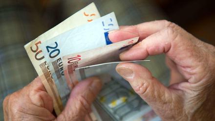 Egal ob Rot oder Blau: Geldscheine kosten in der Produktion nur einen Bruchteil ihres Wertes.