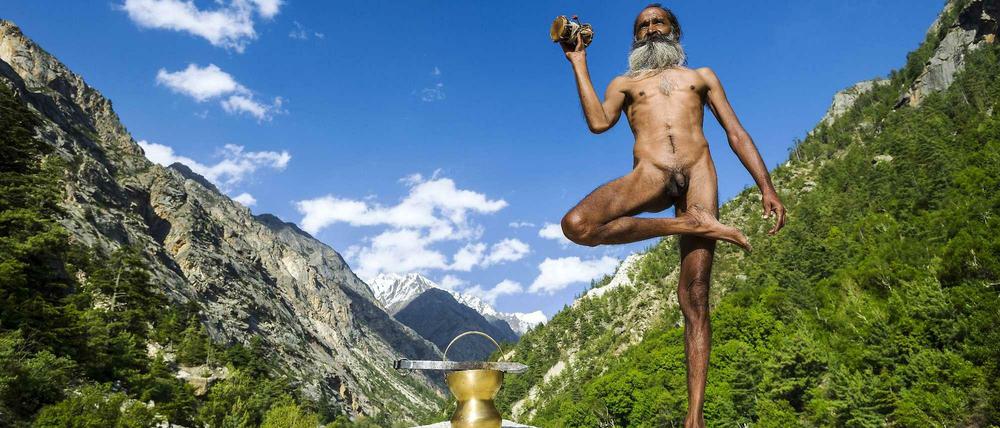 Der indische Eremit Mahant Naomi am Ufer des Ganges