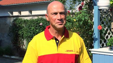 Paketbote Helmut Becker, aufgenommen am 08.07.2015 in Worfelden (Hessen). Das Dorf im Rhein-Main-Gebiet wehrt sich gegen die Post DHL, weil diese den seit fast drei Jahrzehnten tätigen Paketzusteller versetzen will.
