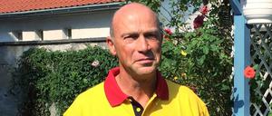 Paketbote Helmut Becker, aufgenommen am 08.07.2015 in Worfelden (Hessen). Das Dorf im Rhein-Main-Gebiet wehrt sich gegen die Post DHL, weil diese den seit fast drei Jahrzehnten tätigen Paketzusteller versetzen will.