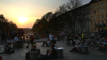 Feiern macht Spaß - und Lärm- Auf der Kreuzberger Admiralbrücke gibt es einen Zapfenstreich. Dabei hat die Nacht doch gerade in den Innenstadtkiezen eine besondere Energie - die es zu schützen gilt.