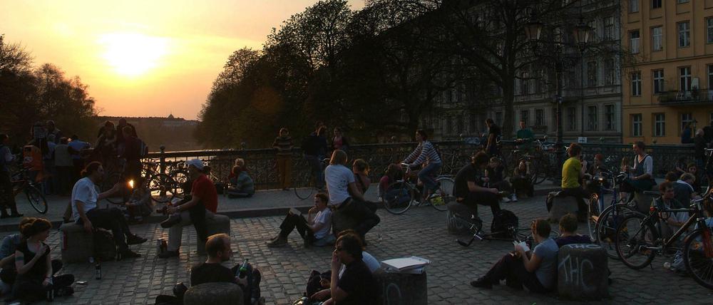 Feiern macht Spaß - und Lärm- Auf der Kreuzberger Admiralbrücke gibt es einen Zapfenstreich. Dabei hat die Nacht doch gerade in den Innenstadtkiezen eine besondere Energie - die es zu schützen gilt.