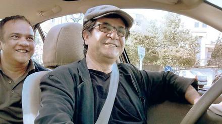 Das Auto wird zum Schutzraum, in dem Jafar Panahi (r.) sein Gesellschaftspanorama entfaltet. Hinter ihm sitzt der fliegende DVD-Händler, der Teheraner Filmfreaks mit Woody Allen oder "Walking Dead"-Staffeln versorgt.
