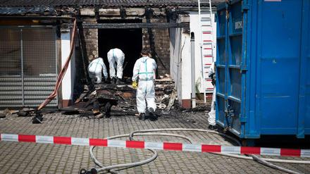 Die Serie von Brandanschlägen auf bestehende oder künftige Flüchtlingsunterkünfte reißt nicht ab. In der Nacht zum Donnerstag wurde auf diesen ehemaligen Gasthof in Reichertshofen in Bayern ein Brandanschlag verübt. Hier hätten ab September Flüchtlinge leben sollen. Am Wochenende brannte es auch in einer geplanten Unterkunft in Remchingen in Baden-Württemberg. Im unterfränkischen Waldaschaff brannte ein Papiercontainer in der Garage eines Flüchtlingsheims, dort hielten sich zum Zeitpunkt des Brandes 18 Menschen auf.