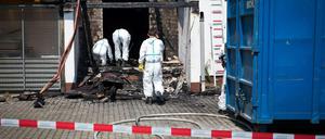 Die Serie von Brandanschlägen auf bestehende oder künftige Flüchtlingsunterkünfte reißt nicht ab. In der Nacht zum Donnerstag wurde auf diesen ehemaligen Gasthof in Reichertshofen in Bayern ein Brandanschlag verübt. Hier hätten ab September Flüchtlinge leben sollen. Am Wochenende brannte es auch in einer geplanten Unterkunft in Remchingen in Baden-Württemberg. Im unterfränkischen Waldaschaff brannte ein Papiercontainer in der Garage eines Flüchtlingsheims, dort hielten sich zum Zeitpunkt des Brandes 18 Menschen auf.