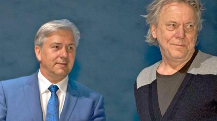 Klaus Wowereit (l.) bei der Verleihung des Berliner Theaterpreises an den Regisseur und Intendanten Johann Simons, im Mai 2014.