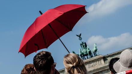 Sonnen- oder Regenschirm? Am Montag eher Regenschirm. Die Wolken über Berlin werden dichter sein als auf diesem Bild. Die Sonne scheint nur zwischendurch.