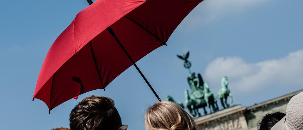 Sonnen- oder Regenschirm? Am Montag eher Regenschirm. Die Wolken über Berlin werden dichter sein als auf diesem Bild. Die Sonne scheint nur zwischendurch.