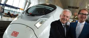 Händedruck mit Chef. Rüdiger Grube (l.) führt zwar den Konzern. Doch die Deutsche Bahn gehört dem Bund - und Verkehrsminister Alexander Dobrindt (CSU) gibt die Richtung vor.
