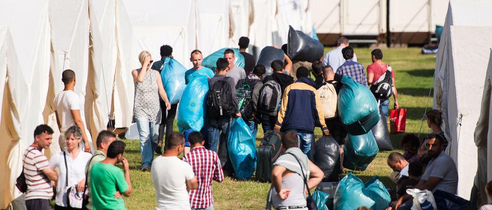 Der wachsende Zustrom von Flüchtlingen zwingt die Stadt Hamburg zu Notmaßnahmen. Hamburgs Sozialsenator Scheele (SPD) schlägt vor, Flüchtlinge vermehrt dort unterzubringen, wo viele Wohnungen leer stehen oder gar abgerissen werden - etwa in Teilen des Ruhrgebiets oder der neuen Länder. 