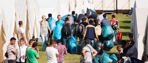 Der wachsende Zustrom von Flüchtlingen zwingt die Stadt Hamburg zu Notmaßnahmen. Hamburgs Sozialsenator Scheele (SPD) schlägt vor, Flüchtlinge vermehrt dort unterzubringen, wo viele Wohnungen leer stehen oder gar abgerissen werden - etwa in Teilen des Ruhrgebiets oder der neuen Länder. 