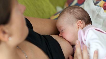 Eine Mutter stillt ihr Baby. In manchen Cafés ist das nicht erwünscht.