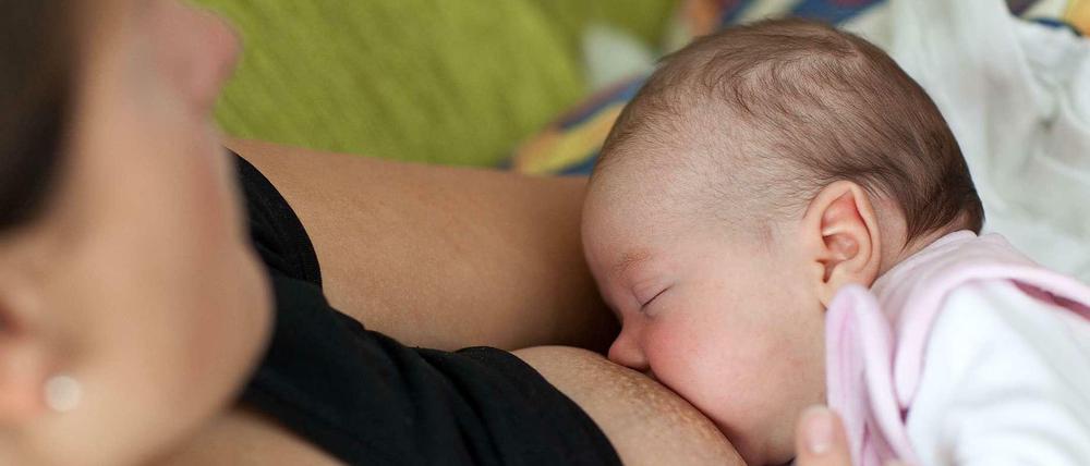 Eine Mutter stillt ihr Baby. In manchen Cafés ist das nicht erwünscht.
