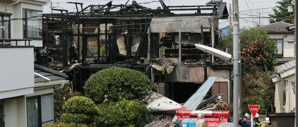 In Tokio ist ein Kleinflugzeug in ein Wohngebiet gestürzt, drei Menschen wurden getötet.