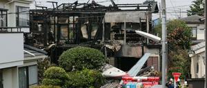 In Tokio ist ein Kleinflugzeug in ein Wohngebiet gestürzt, drei Menschen wurden getötet.