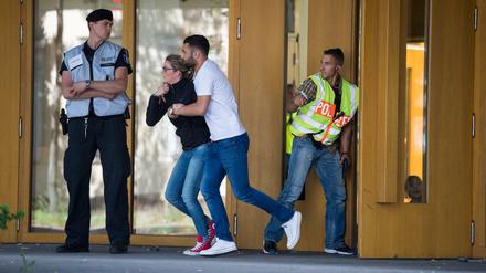 Schnell raus hier! Polizeibeamte und Schauspieler üben den Ernstfall, einen Amoklauf an einer Schule in Berlin.