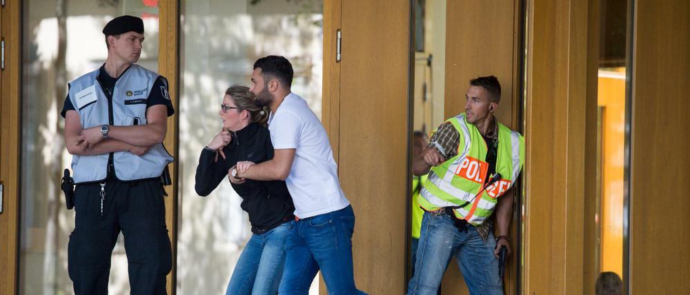 Schnell raus hier! Polizeibeamte und Schauspieler üben den Ernstfall, einen Amoklauf an einer Schule in Berlin.