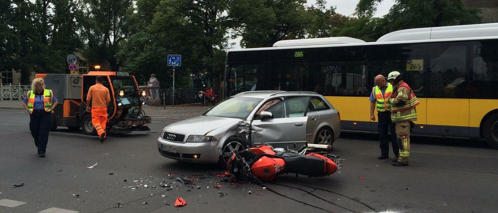 Auf der Schlesischen Straße stieß am Montagmorgen ein Motorrad mit einem Audi zusammen.