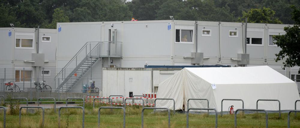 Zelte und Container stehen bereits in der Zentralen Erstaufnahmeeinrichtung für Flüchtlinge in der Nähe des Stadions des Fußball-Bundesligisten Hamburger SV.