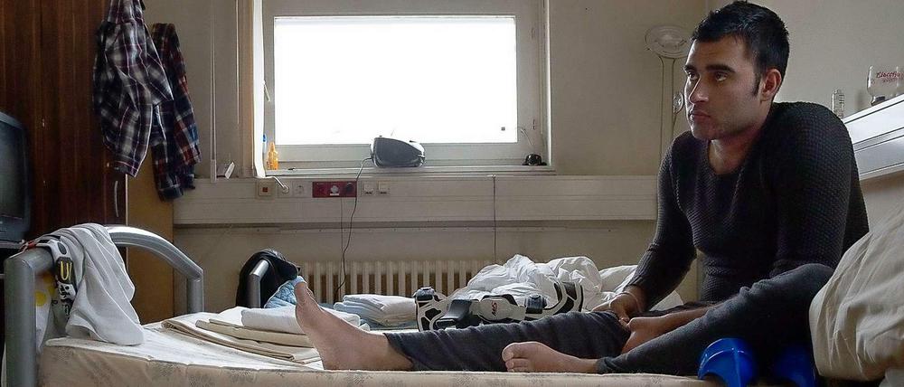 Hammed ist vor den Taliban in Afghanistan geflüchtet. Dabei hat er sich eine schmerzhafte Verletzung am Knie zugezogen. In Spandau wartet er seit Monaten - bisher vergeblich - auf eine Physiotherapie. 