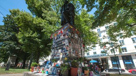 Vor einem Denkmal des Hofkapellmeisters Orlando di Lasso in München (Bayern) haben Fans von Michael Jackson am 22.07.2015 Pappschilder mit Abschiedsworten, Kerzen und Bilder platziert. Ein bizarrer Streit zwischen Fan-Gruppen bedroht das Michael-Jackson-Denkmal vor dem Bayerischen Hof in München.
