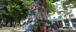 Vor einem Denkmal des Hofkapellmeisters Orlando di Lasso in München (Bayern) haben Fans von Michael Jackson am 22.07.2015 Pappschilder mit Abschiedsworten, Kerzen und Bilder platziert. Ein bizarrer Streit zwischen Fan-Gruppen bedroht das Michael-Jackson-Denkmal vor dem Bayerischen Hof in München.