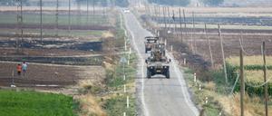 Türkische Militärfahrzeuge patroullieren an der Grenze zu Syrien. Am Sonntagabend beschossen Panzer kurdische Stellungen in Nordsyrien. 
