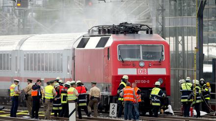 Ein brennender Intercity (IC) der Deutschen Bahn (DB) steht am Montag kurz vor dem Hauptbahnhof in München auf den Gleisen. Der Brand in dem Triebwagen hat den Bahnverkehr am Münchner Hauptbahnhof komplett lahmgelegt.