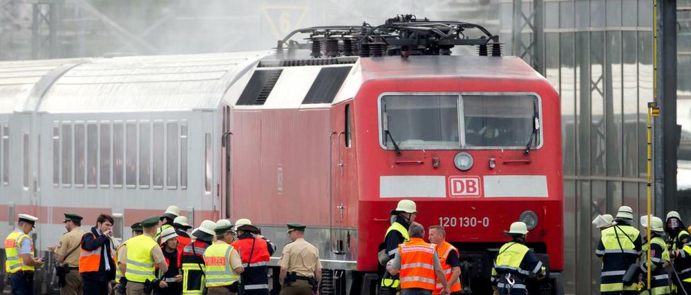 Ein brennender Intercity (IC) der Deutschen Bahn (DB) steht am Montag kurz vor dem Hauptbahnhof in München auf den Gleisen. Der Brand in dem Triebwagen hat den Bahnverkehr am Münchner Hauptbahnhof komplett lahmgelegt.