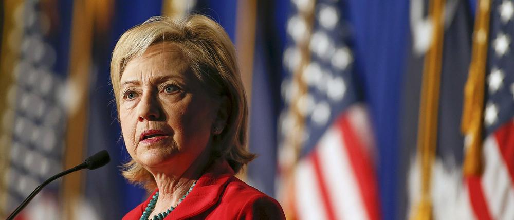 Die demokratische US-Präsidentschaftskandidatin Hillary Clinton kämpft gegen sinkende Umfragewerte.