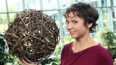 Floristikmeisterin Jasmin Center gibt Zuschauern in der WDR-Sendung "daheim + unterwegs" Basteltipps. 