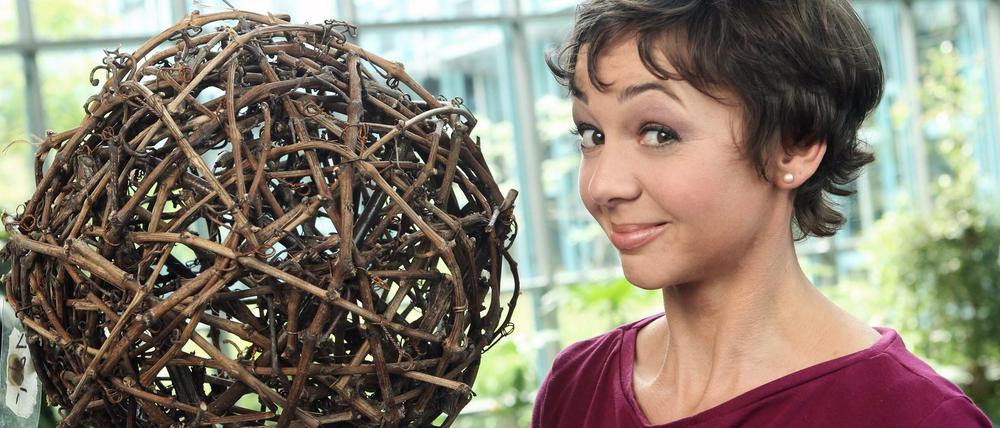 Floristikmeisterin Jasmin Center gibt Zuschauern in der WDR-Sendung "daheim + unterwegs" Basteltipps.