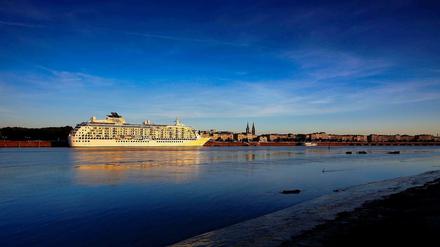 Auf der ganzen Welt im eigenen Zuhause unterwegs sind die Bewohner auf "The World" - hier vor Bordeaux.