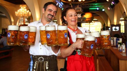 Zünftig. Ausgelassen geht es im "Hofbräu München" am Alexanderplatz öfter zu - meistens bleibt es dabei aber friedlich.