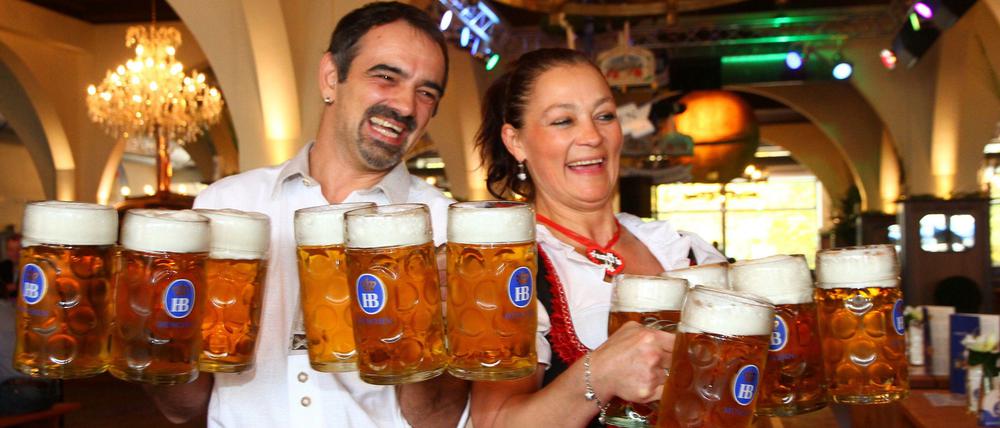 Zünftig. Ausgelassen geht es im "Hofbräu München" am Alexanderplatz öfter zu - meistens bleibt es dabei aber friedlich.